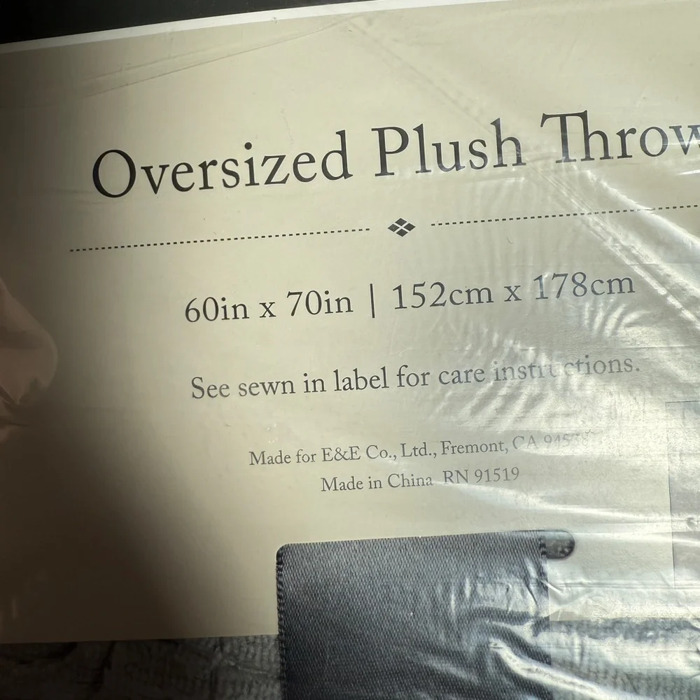 🆕 ✨ Madison Park Oversized Plush Throw Blanket – Grey 60” X 70” 🩶🤍🩶 NWT - Picture 13 of 16
